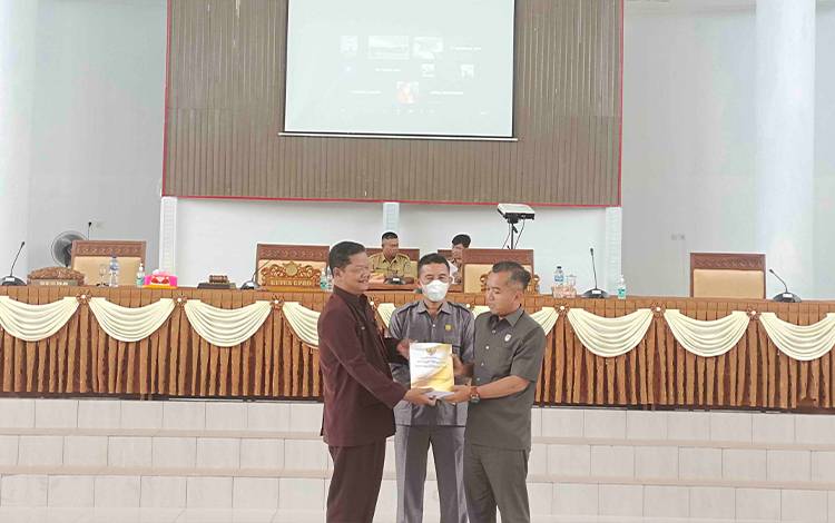 Sekda Sampaikan Pidato Pengantar Bupati Seruyan Terkait Raperda APBD 2023