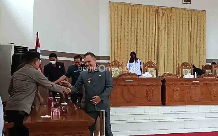 Bupati Gunung Mas Jaya S Monong saat menyalami Forum Koordinasi Pimpinan Daerah (Forkopimda) usai mengikuti rapat paripurna ke-5 masa persidangan I tahun sidang 2022, Senin, 14 November 2022. (FOTO: RISKA YULYANA)