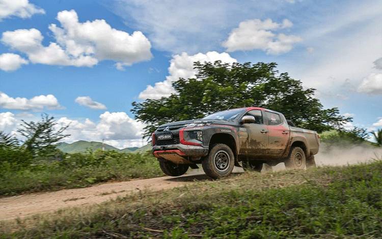 Kendaraan yang digunakan oleh pebalap Indonesia Rifat Sungkar pada Asia Cross Country Rally (AXCR) 2022 dari Thailand menuju Kamboja, 21-26 November dengan jarak tempuh 1,700 km. ANTARA/HO-Mitsubishi Ralliart