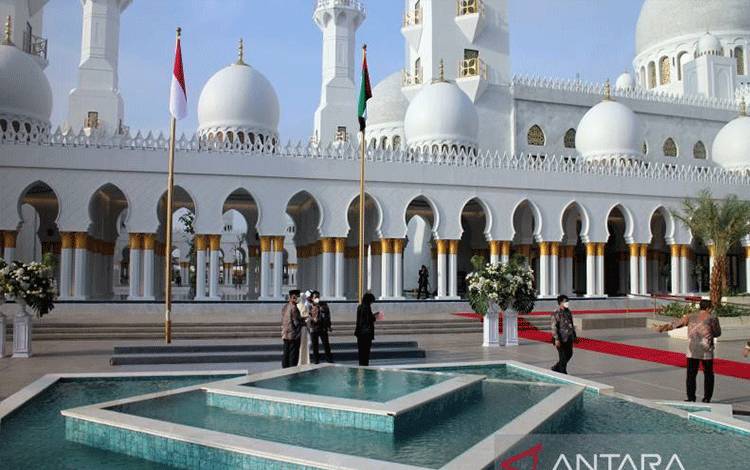 Masjid Raya Sheikh Zayed yang baru diresmikan oleh Presiden Jokowi, terlihat dari depan di Kelurahan Gilingan, Kecamatan Banjarsari Solo, Jateng, Senin (14/11/2022). ANTARA/Bambang Dwi Marwoto