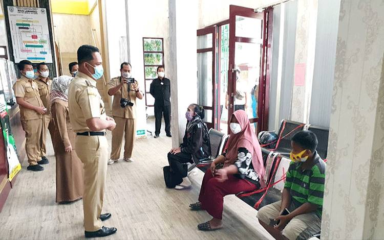 Saat meninjau pelayanan kesehatan di RSUD Lamandau, Bupati Hendra Lesmana berbincang dengan salah satu warga yang tengah mengantre di loket rumah sakit. (FOTO : HENDI NURFALAH)
