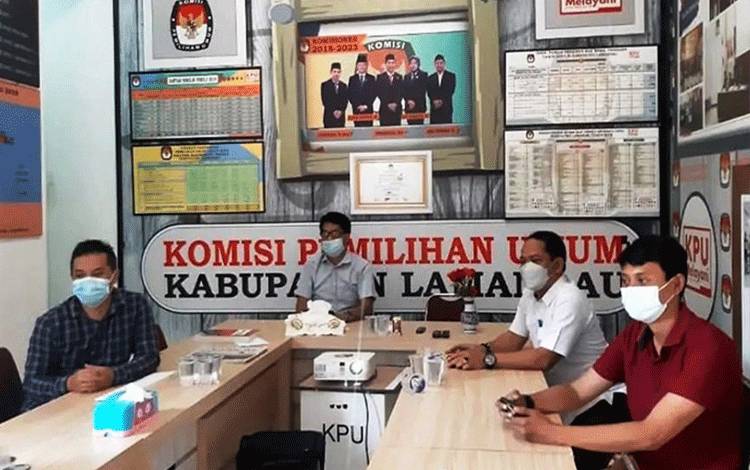 Ketua KPU Kabupaten Lamandau Irwansyah bersama jajaran saat mengikuti video conference dengan KPU RI. (FOTO : HENDI NURFALAH)