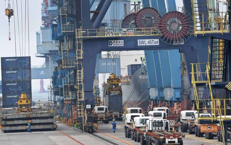 Neraca Perdagangan RI Surplus 5,67 Miliar Dolar AS pada Oktober 2022