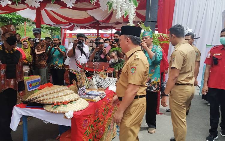 Gubernur Kalteng Kunjungi Pameran Inovasi Pendidikan