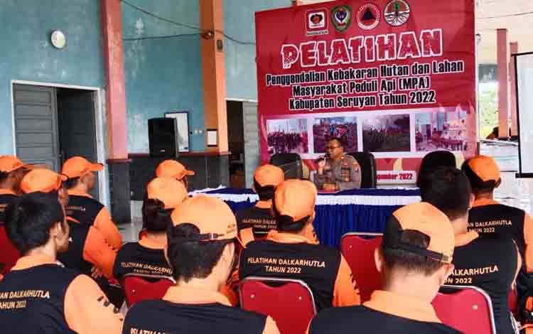 Kasat Binmas Polres Seruyan Berikan Materi Pengendalian Karhutla
