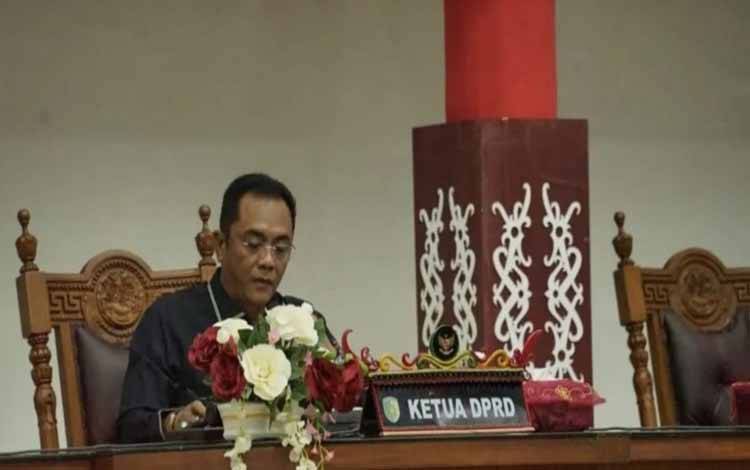 Ketua DPRD Kota Palangka Raya, Sigit K Yunianto saat memimpin paripurna. (FOTO: HENDRI)