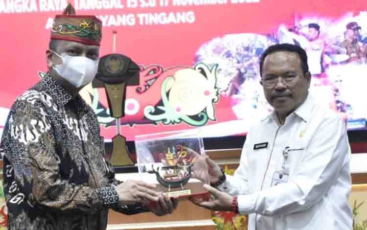 ?Sekretaris Daerah (Sekda) Kalimantan Tengah (Kalteng), Nuryakin (kanan) saat memberikan cinderamata di Aula Jayang Tingang, Rabu, 16 November 2022. (FOTO: IST)