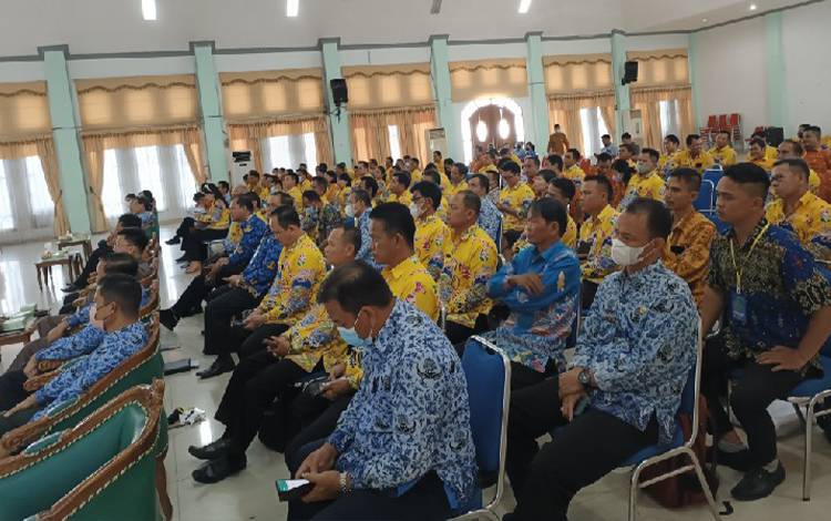 Camat, kades dan lurah se-Kabupaten Gunung Mas mengikuti kegiatan sosialisasi pencegahan dan pemberantasan penyalahgunaan dan peredaran gelap narkotika dan prekursor narkotika (P4GN-PN) yang dilaksanakan di GPU Damang Batu pada Kamis, 17 November 2022. (FOTO: RISKA YULYANA*?