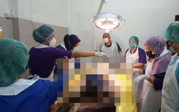 Jasad korban yang ditemukan warga di Desa Sebabi saat hendak diotopsi. (FOTO: BUDDI RAHMAT H)