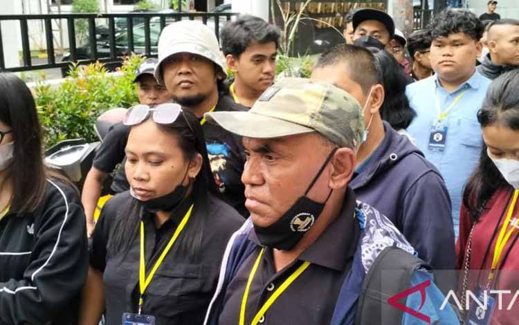 Sekitar 20 orang perwakilan dari korban tragedi kemanusiaan di Stadion Kanjuruhan, Malang, Jawa Timur tiba di Kantor Komisi Nasional Hak Asasi Manusia (Komnas HAM), Kamis (17/11/2022). ANTARA/Muhammad Zulfikar