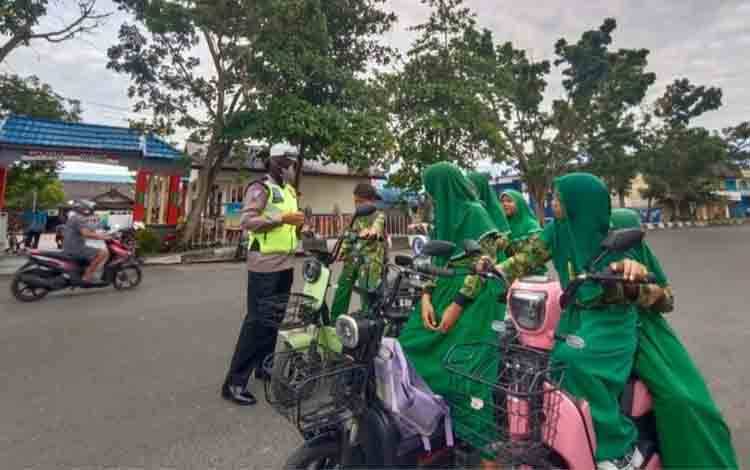 Polwan Satlantas Polres Kapuas Kembali Tegur Anak-anak Pengguna Sepeda Listrik
