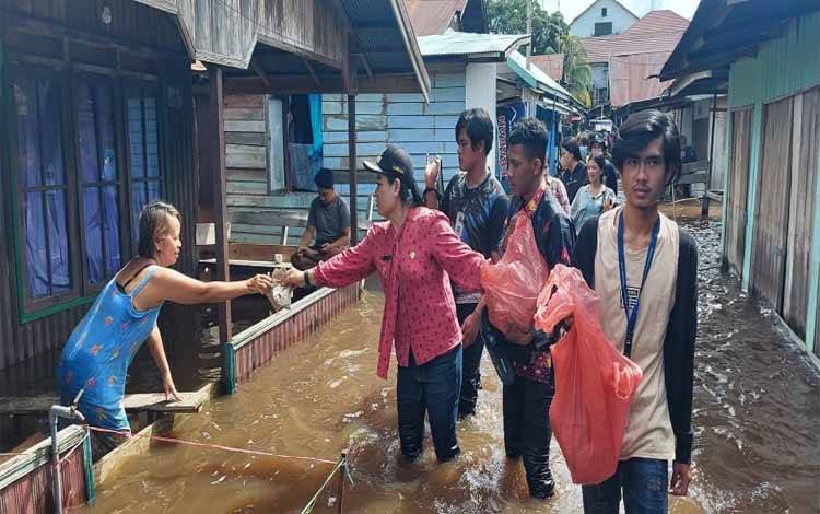 200 Nasi Bungkus Dibagikan untuk Korban Banjir di Flamboyan Bawah