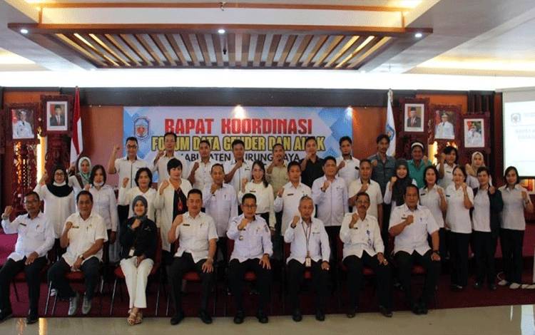 Wakil Bupati Murung Raya Rejikinoor foto bersama seluruh peserta rapat kordinasi forum data gender dan anak tahun 2022, yang berlangsung di aula B kantor bupati Murung Raya. (Foto Trisno)