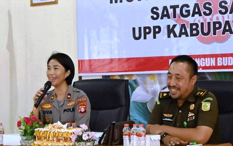 Ketua Pelaksana Satgas Saber Pungli Kabupaten Lamandau Kompol Novalina Tarihoran memimpin Monev yang digelar di Aula Kantor Inspektorat setempat. (FOTO : HENDI NURFALAH)
