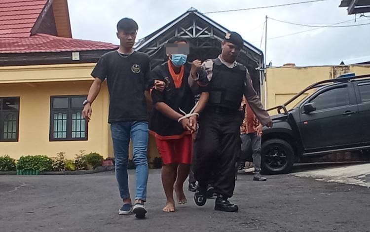 Agus Supriyadi, tersangka pencurian tabung gas, motor dan mobil pikap jelang rilis kasus kriminal yang digelar di Mapolres Kobar, Jumat, 18 November 2022. (FOTO: WAHYU KRIDA)