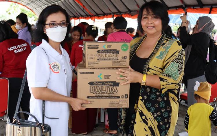 Ketua Komisi III DPRD Gunung Mas Beri Bantuan Makanan Tambahan untuk Cegah Stunting