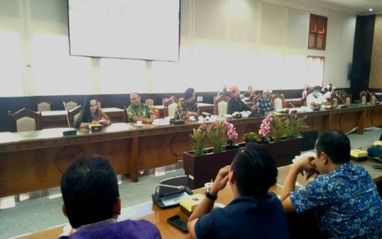 Jajaran Anggota DPRD Kalteng saat melangsungkan pertemuan dengan Anggota DPRD Kota Banjarmasin di ruang rapat gabungan dewan Kalteng, Jumat, 18 November 2022. (FOTO: DONNY D)