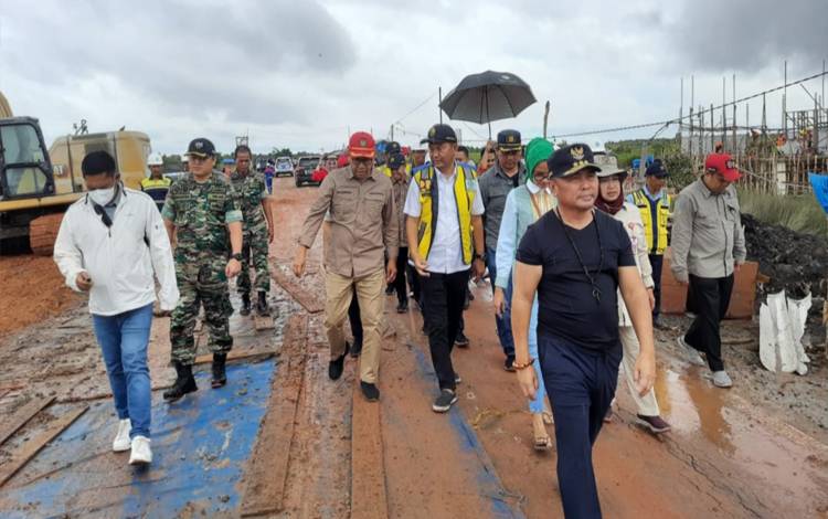 Dukung Penuh PSN, Dandim 1011 Kuala Kapuas Dampingi Gubernur Kalteng Tinjau Food Estate di Dadahup