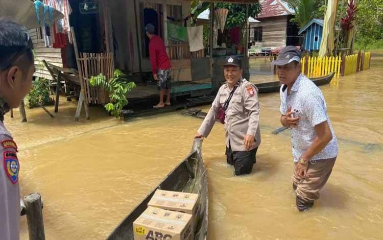 Polsek Timpah dan Kecamatan Salurkan Bantuan Kepada Warga Terdampak Banjir?