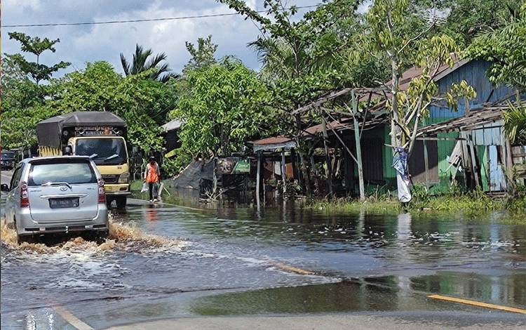 Banjir kembali merendam ruas jalan trans kalimantan di Desa Tumbang Nusa Kecamatan Jabiren Raya, Kabupaten Pulang Pisau, Minggu, 20 November 2022. (FOTO: HERMAWAN DP)