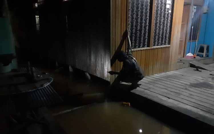 Ular Piton Panjang 4 Meter Teror Warga Pahandut Seberang