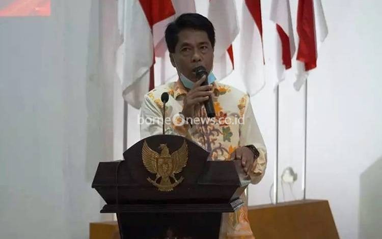 Ketua KPU Kabupaten Lamandau Irwansyah saat menjadi narasumber sosialisasi tahapan Pemilu Serentak 2024. (FOTO : HENDI NURFALAH)