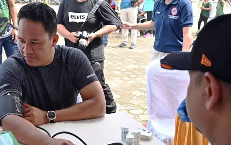 Bupati Hendra Lesmana saat menjalani pemeriksaan kesehatan di acara HUT IDI Kabupaten Lamandau. (FOTO : HENDI NURFALAH)