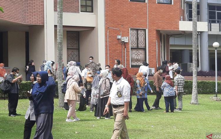 Dosen dan Mahasiswa UI Berhamburan Keluar Ruangan Akibat Gempa
