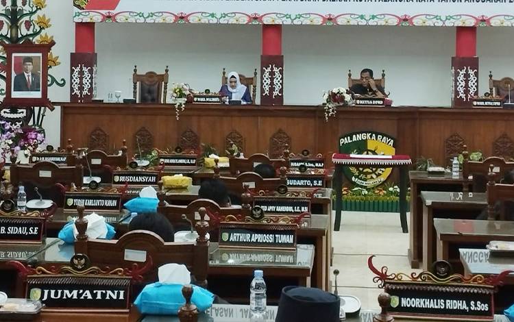 Rapat paripurna DPRD Palangka Raya menyetujui 18 Propemperda untuk dibahas tahun depan. (FOTO: HENDRI)