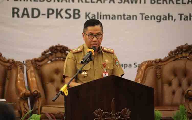 Asisten Bidang Perekonomian dan Pembangunan Leonard S. Ampung saat membacakan sambutan Gubernur di Hotel Best Western Batang Garing Palangka Raya, Senin, 21 November 2022. (FOTO: IST)