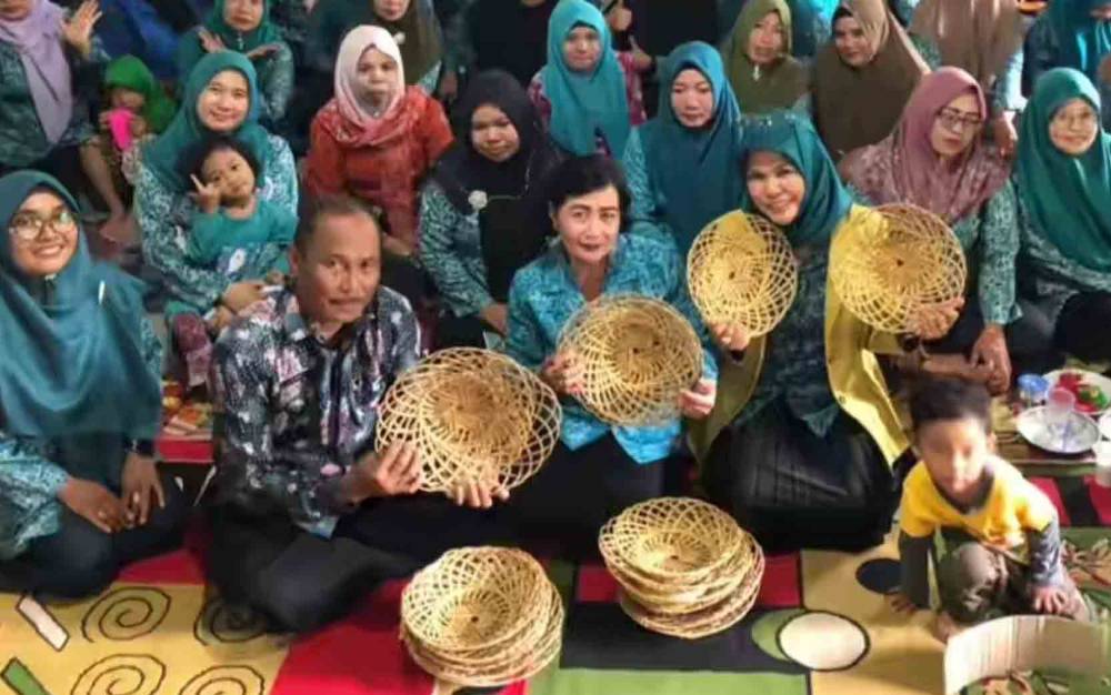 Produk Lokal Kerajinan Masyarakat Ditampilkan di Pertemuan Rutin PKK Kecamatan Tamban Catur