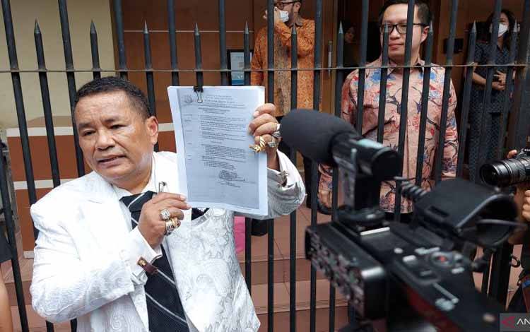 Kuasa hukum Irjen Teddy Minahasa, Hotman Paris Hutapea, memberikan keterangan terkait pencabutan BAP kliennya di Polda Metro Jaya, Jumat (18/11/2022). ANTARA/Fianda Sjofjan Rassat