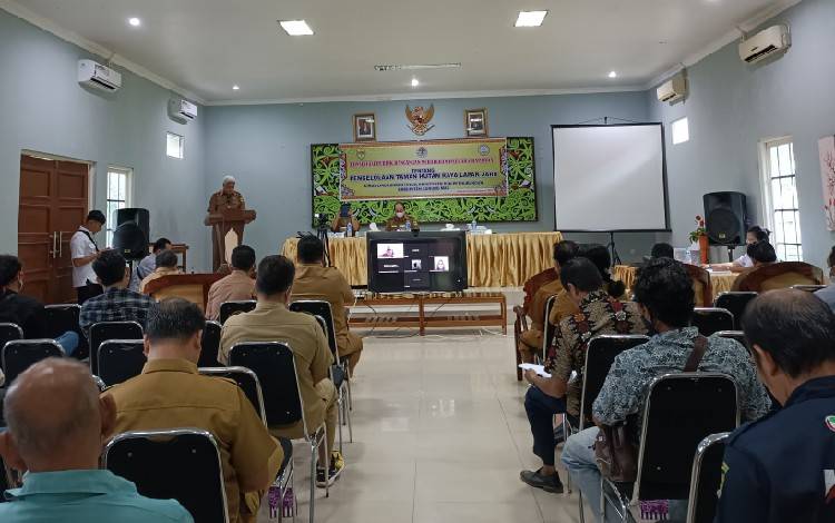 DLHKP Kabupaten Gunung Mas gelar konsultasi publik rancangan peraturan daerah tentang pengelolaan Taman Hutan Raya (Tahura) Lapak Jaru yang dilaksanakan di aula Hotel Zefanya pada Selasa, 22 November 2022. (FOTO: RISKA YULYANA)