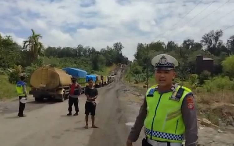 Jalan Palangka Raya - Kuala Kurun Macet Sepanjang 2 Kilometer