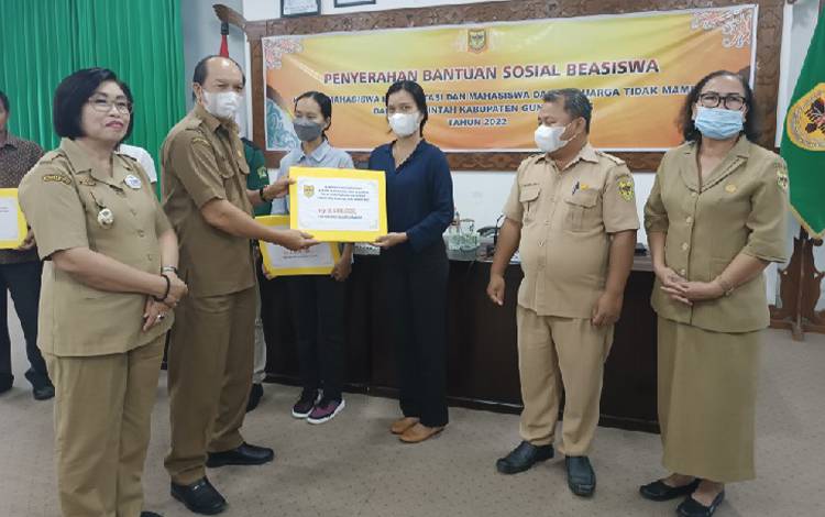 Pemkab Gunung Mas Beri Beasiswa untuk Mahasiswa dari Keluarga Kurang Mampu