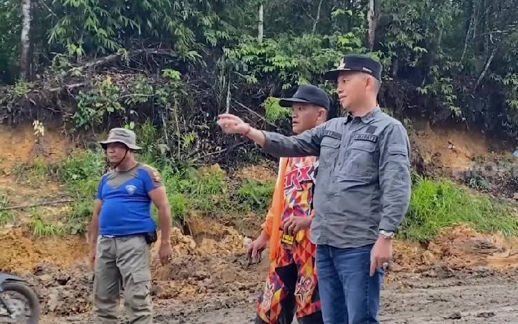 Bupati Gunung Mas Jaya S Monong saat berada di jalan Palangka Raya - Kuala Kurun tepatnya di Desa Rabauh Kecamatan Sepang. (FOTO: IST)