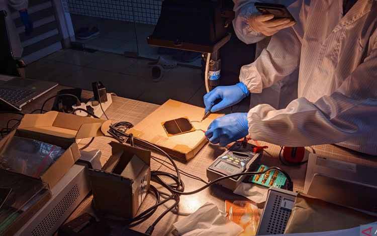 Proses Tes Solar Cell pada Surya Satellite-1 untuk melihat performa solar cell (dengan indikasi keluaran arus, tegangan, dan daya di bawah tiruan cahaya matahari) sebelum dipasangkan pada satelit nano. (ANTARA/HO)