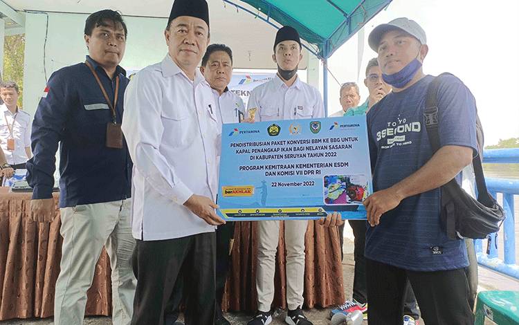 Bupati Seruyan Serahkan Paket Konversi BBM ke BBG untuk Nelayan