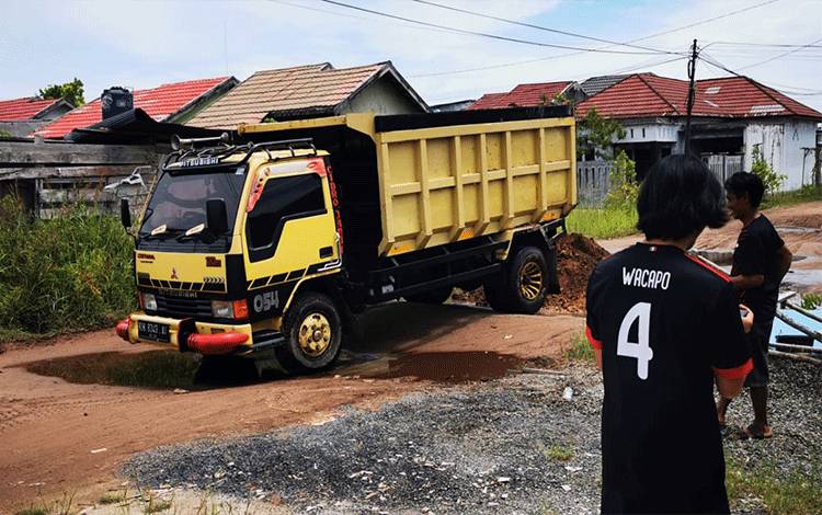Usulan Tak Direspon Pemerintah, Warga Jalan Embang Perbaiki Jalan Rusak Secara Swadaya
