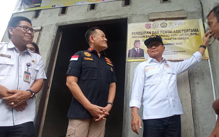 Anggota DPR RI Komisi VII Mukhtaruddin bersama Tenaga Ahli Menteri ESDM Yurod Saleh dan Asisten Perekonomian dan Pembangunan Setda Kobar Akhmad Yadi saat melakukan penyalaan listrik pertama penerima manfaat program BPBL Kementerian ESDM di Desa Karang Mulya Pangkalan Banteng, Kobar, Selasa, 23 November 2022. (FOTO: WAHYU KRIDA)