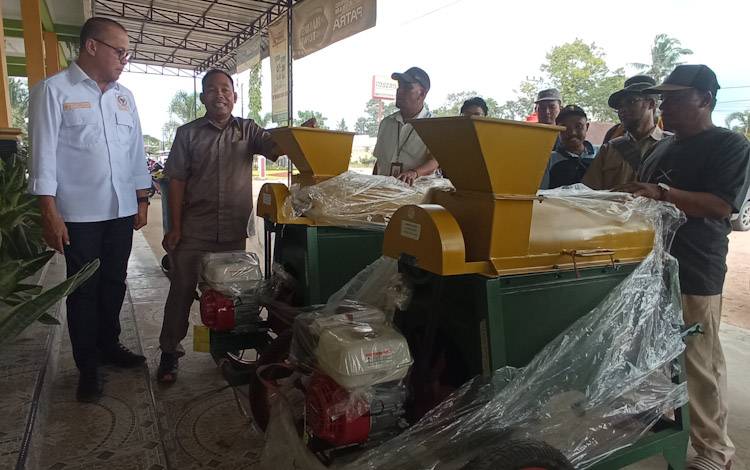 KUD Tani Subur Pangkalan Lada Terima Bantuan 2 Mesin Pemipil Jagung