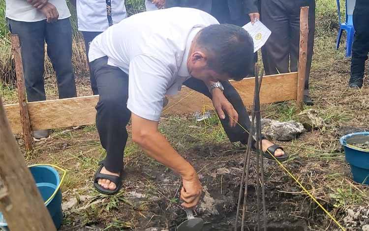 Bupati Barito Timur dan Kapolres Letakkan Batu Pertama Pembangunan GKE Trans Siong