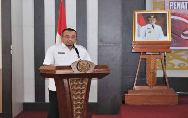 Asisten Administrasi Umum (Adum) Setda Provinsi Kalteng Sri Suwanto saat membuka Pelatihan Penatausahaan Pencatatan dan Pelaporan Keuangan di Aula BPSDM Provinsi Kalteng, Rabu, 23 November 2022. (FOTO: IST)