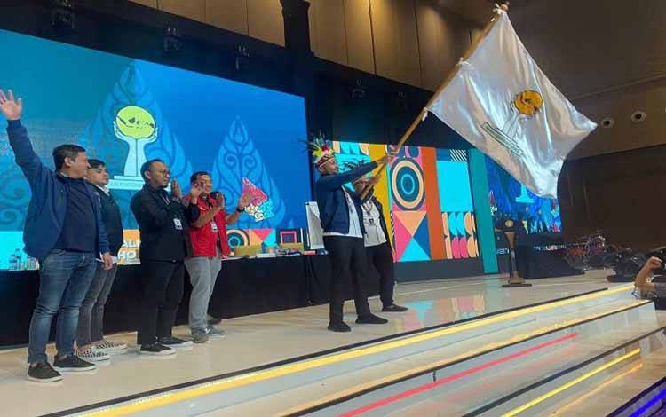 Akbar Himawan Buchari mengibarkan bendera Hipmi setelah terpilih menjadi Ketua Umum BPP Hipmi periode 2022-2025 dalam sidang pleno di Hotel Alila Solo, Rabu (23/11/2022) malam. ANTARA/HO-Panitia Munas Hipmi.