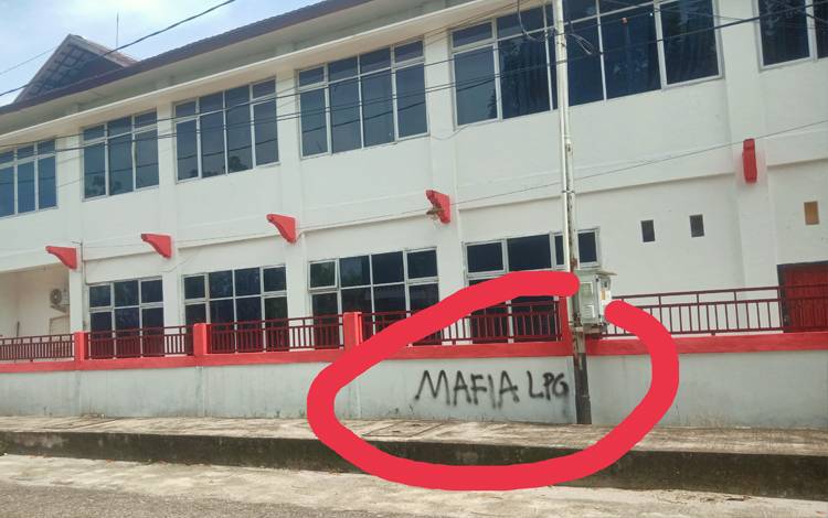 Coretan bertuliskan mafia LPG di tembok pagar Dinas Sosial Provinsi Kalteng, Kamis, 24 November 2022. (POTO : PARLIN TAMBUNAN)