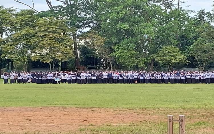 Upacara Peringatan HUT ke-77 PGRI dan Hari Guru Nasional Digelar di Kapuas