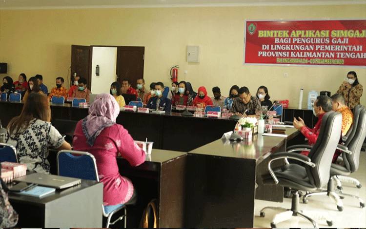 ASN Pemprov Kalteng saat mengikuti Bimtek penggunaan Aplikasi SimGaji di aula Kantor BPKAD (FOTO : NOPRI)?