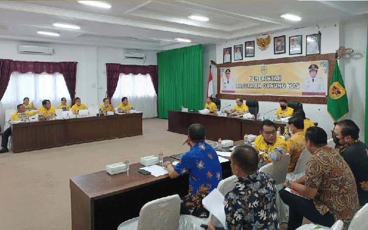 Pemkab Gunung Mas gelar rapat persiapan perayaan natal di ruang rapat lantai I kantor Bupati pada Kamis, 24 November 2022. (FOTO: RISKA YULYANA)