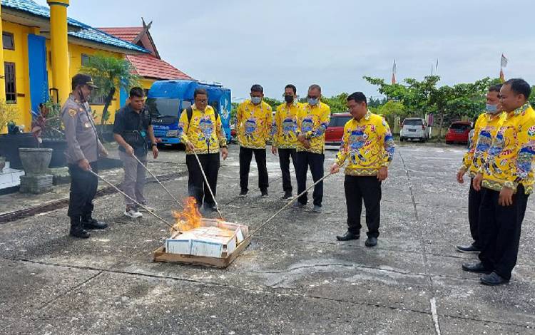 Disdikpora Gunung Mas Musnahkan Blangko Ijazah SD dan SMP