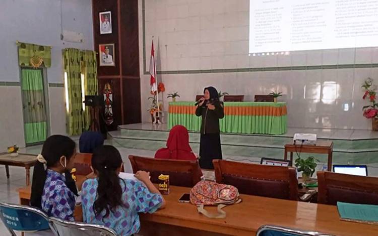Sejumlah peserta tampak antusias mengikuti kegiatan pembinaan kader kesehatan remaja yang digelar oleh Dinkes Kabupaten Lamandau. (FOTO: HENDI NURFALAH)